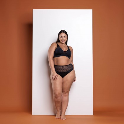 CALCINHA HOT PANT COM RECORTE LAISE E MICROFIBRA PRETA